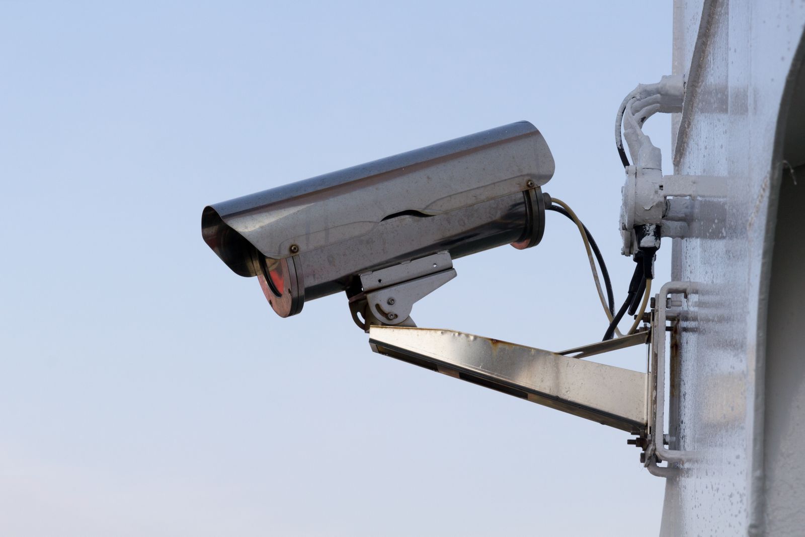 Caméra extérieure installée sur la façade — situation après intervention