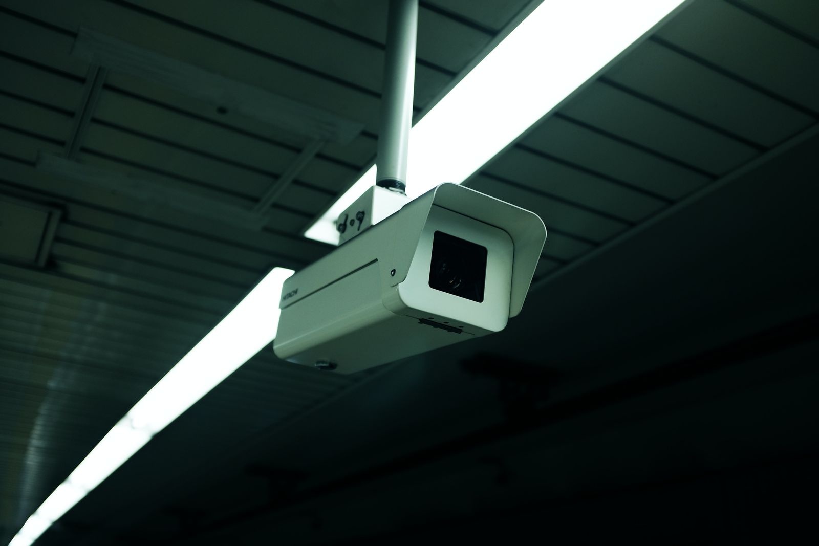 Caméra extérieure professionnelle à double objectif installée en façade
