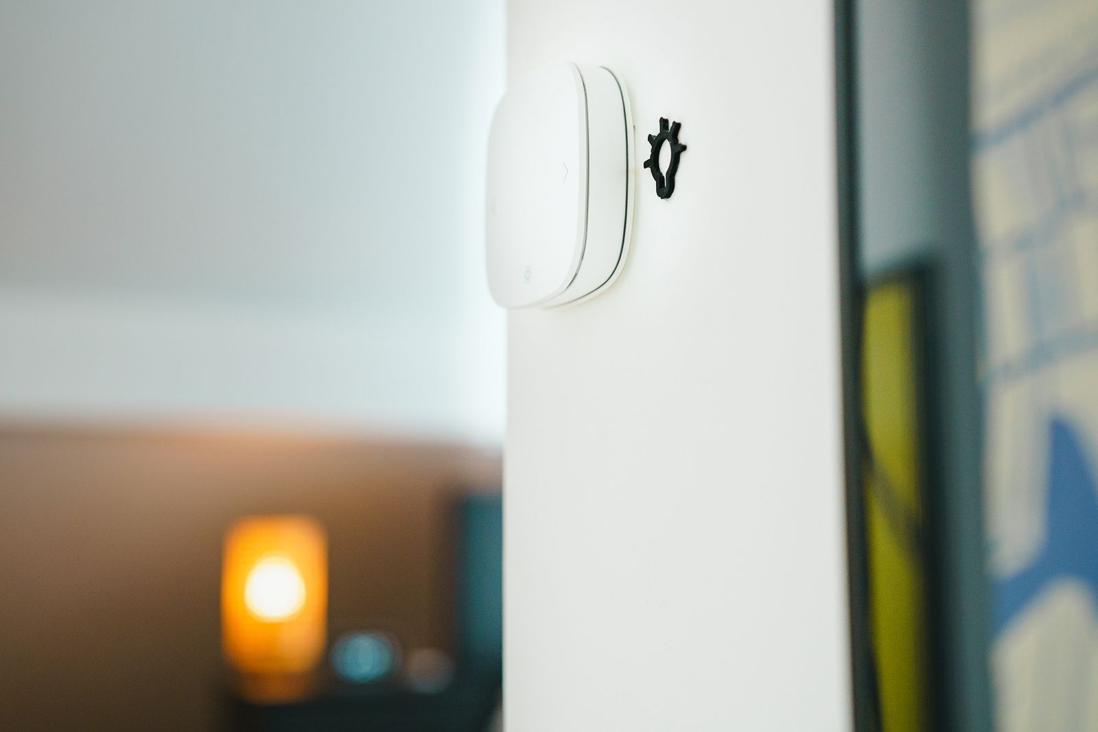 Détecteur d'alarme discret installé au mur