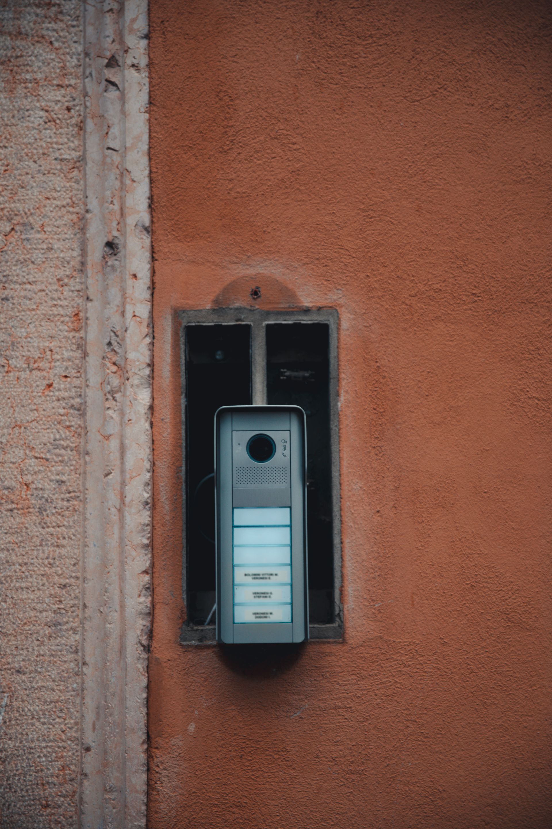 Interphone moderne sur une façade