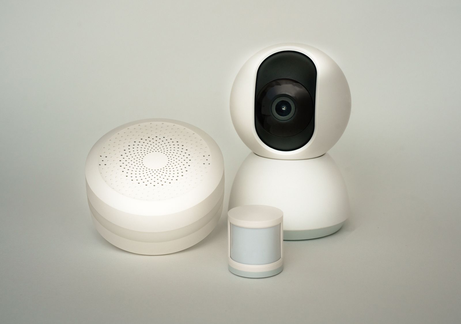 Caméra d'intérieur compacte avec accessoires connectés, vue produit